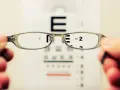 Okulary plusy, które pomagają zobaczyć, jaka wada wzroku wymaga korekcji. Test widzenia z bliska.