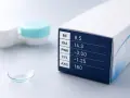 Soczewka kontaktowa, pudełko z parametrami: BC 8.5, DIA 14.3, PWR -3.00, CYL -1.25, AXIS 180. Sferyczne soczewki poprawiające wzrok.