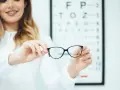 Okulary korekcyjne dla osoby z astygmatyzmem, które mogą być rozwiązaniem problemu widzenia, jak okulary progresywne.
