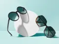 Dwa stylowe okulary przeciwsłoneczne, jeden czarny, drugi w panterkę, wykonane z acetatu. Co to jest acetat? To lekki i wytrzymały materiał.