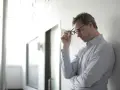 Mężczyzna z astygmatyzmem 0.5 zastanawia się, czy nosić okulary.