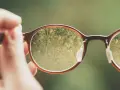 Przez okulary na zwyrodnienie plamki żółtej widać wyraźny, zielony las.