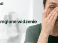 Kobieta z zieloną opaską na oku, doświadczająca zamglonego widzenia.