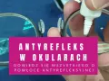 Czy okulary z antyrefleksem szkodzą? Dowiedz się o powłoce antyrefleksyjnej. Dłoń aplikuje płyn na soczewkę okularów.