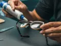 Złamane oprawki okularów: Optyk czy klejenie DIY? Wybierz mądrze!
