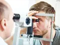 Oftalmoskop służy do badania dna oka. Lekarz bada wzrok pacjenta.