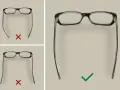 Jak wyprostować okulary: porównanie wygiętych zauszników (krzyżyki) z prostymi (ptaszek).
