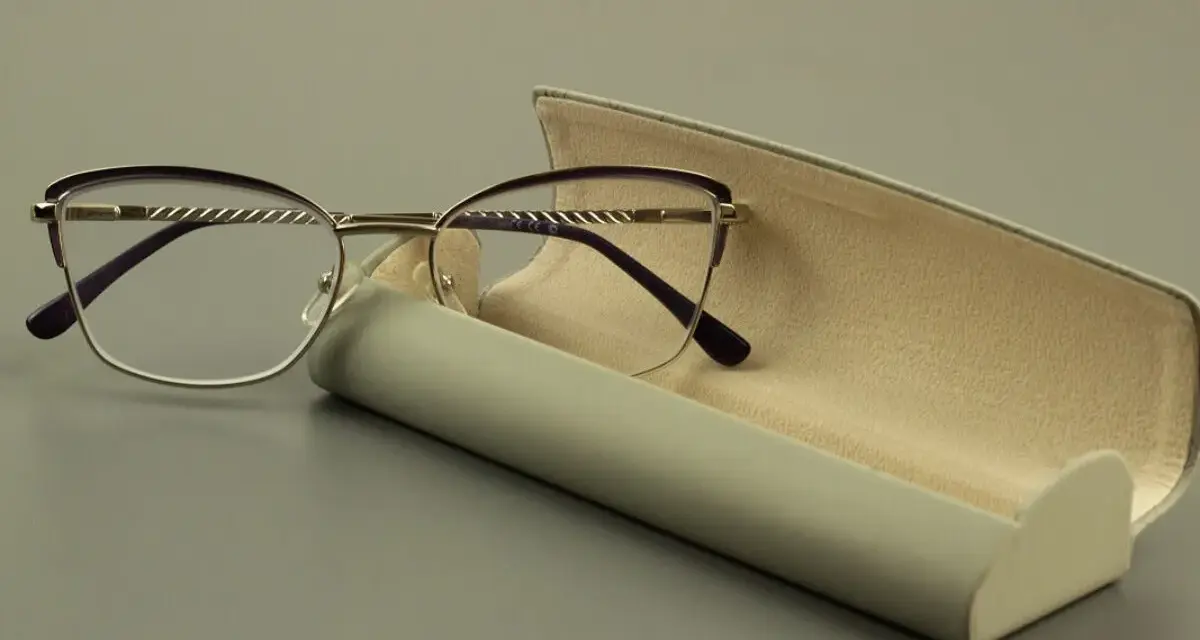 Eleganckie okulary z fioletowymi oprawkami i szkłami sferycznymi, obok futerału.