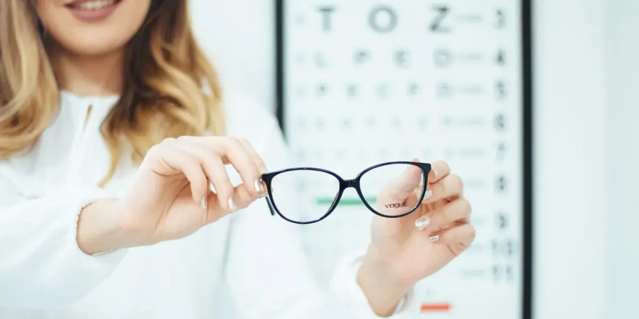 Okulary korekcyjne dla osoby z astygmatyzmem, które mogą być rozwiązaniem problemu widzenia, jak okulary progresywne.