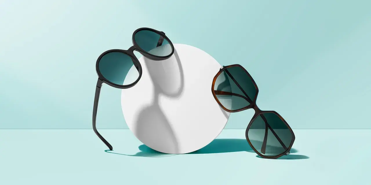 Dwa stylowe okulary przeciwsłoneczne, jeden czarny, drugi w panterkę, wykonane z acetatu. Co to jest acetat? To lekki i wytrzymały materiał.