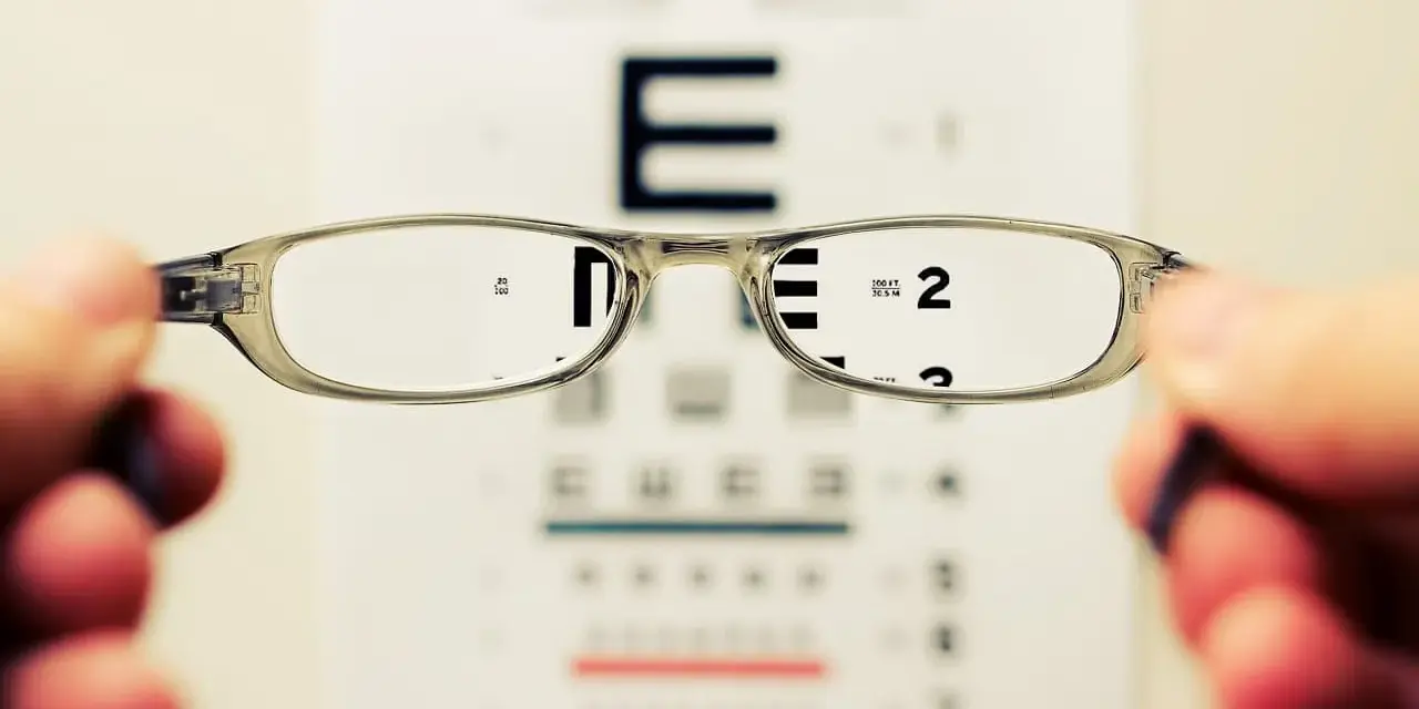 Krótkowzroczność: Jakie okulary wybrać, by widzieć i wyglądać dobrze?