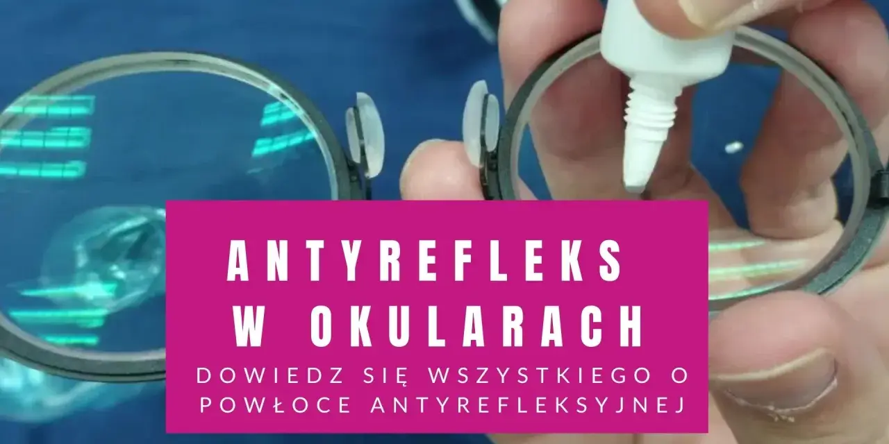 Czy okulary z antyrefleksem szkodzą? Dowiedz się o powłoce antyrefleksyjnej. Dłoń aplikuje płyn na soczewkę okularów.