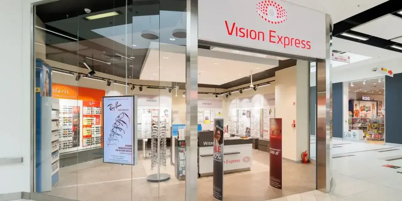 Sklep Vision Express z okularami i soczewkami. Promocja "vision express ile lat, tyle zniżki" zachęca do zakupu.
