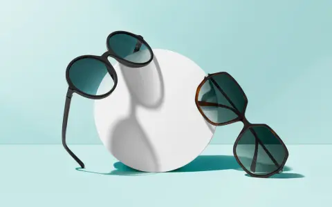Dwa stylowe okulary przeciwsłoneczne, jeden czarny, drugi w panterkę, wykonane z acetatu. Co to jest acetat? To lekki i wytrzymały materiał.
