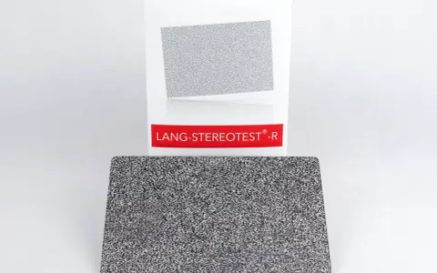 Karta testowa Lang-Stereotest z czerwonym paskiem i wzorem w kropki.