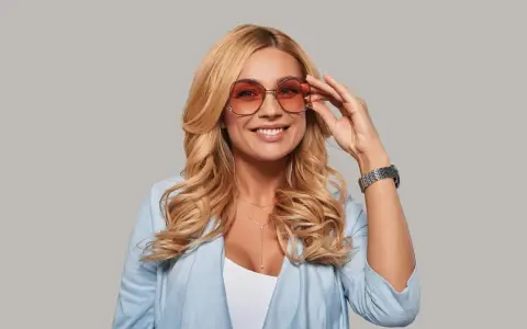 Oprawki dla blondynek: Ciepły czy chłodny blond? Wybierz idealne!
