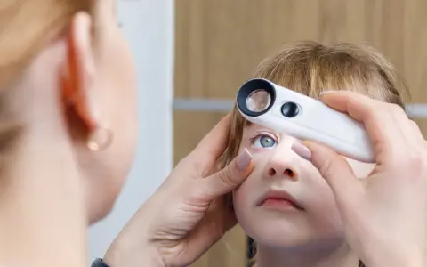 Astygmatyzm u dziecka: Kiedy okulary ratują wzrok?