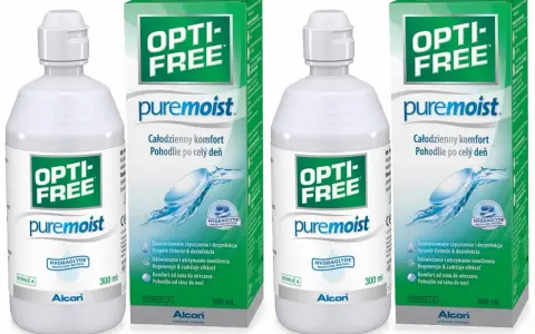 Dwie butelki i dwa pudełka płynu do soczewek Opti-Free Puremoist. Szukasz, czym zastąpić płyn do soczewek? Ten produkt zapewnia całodzienny komfort.