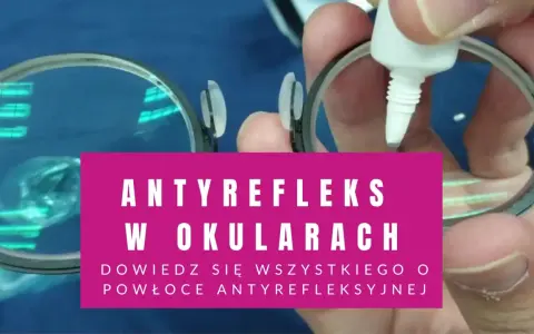 Czy okulary z antyrefleksem szkodzą? Dowiedz się o powłoce antyrefleksyjnej. Dłoń aplikuje płyn na soczewkę okularów.