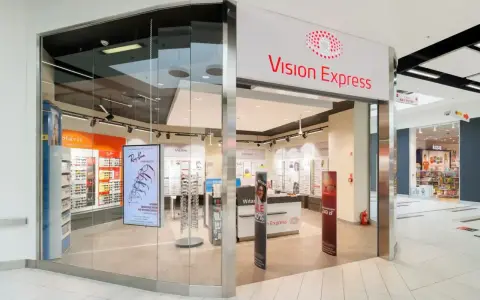 Sklep Vision Express z okularami i soczewkami. Promocja "vision express ile lat, tyle zniżki" zachęca do zakupu.