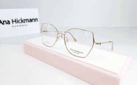 Eleganckie okulary Ana Hickmann. Czy wada wzroku minus 1 to powód, by nosić okulary?
