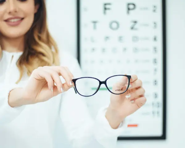 Okulary korekcyjne dla osoby z astygmatyzmem, które mogą być rozwiązaniem problemu widzenia, jak okulary progresywne.
