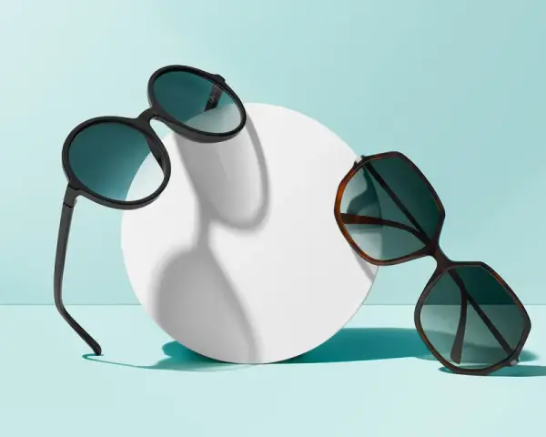 Dwa stylowe okulary przeciwsłoneczne, jeden czarny, drugi w panterkę, wykonane z acetatu. Co to jest acetat? To lekki i wytrzymały materiał.