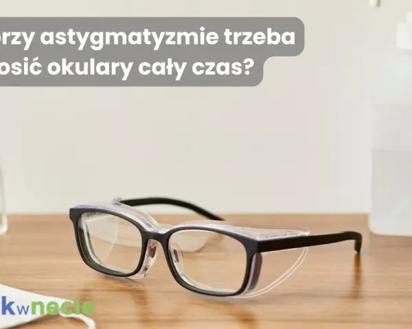 Okulary ochronne na drewnianym blacie, obok płynu do dezynfekcji i maseczki. Czy przy astygmatyzmie trzeba nosić okulary cały czas?