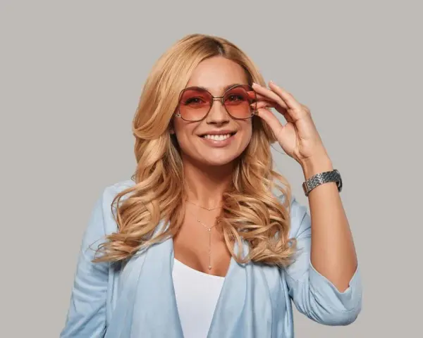 Oprawki dla blondynek: Ciepły czy chłodny blond? Wybierz idealne!