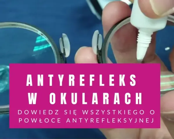 Czy okulary z antyrefleksem szkodzą? Dowiedz się o powłoce antyrefleksyjnej. Dłoń aplikuje płyn na soczewkę okularów.
