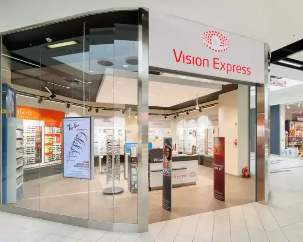 Sklep Vision Express z okularami i soczewkami. Promocja "vision express ile lat, tyle zniżki" zachęca do zakupu.