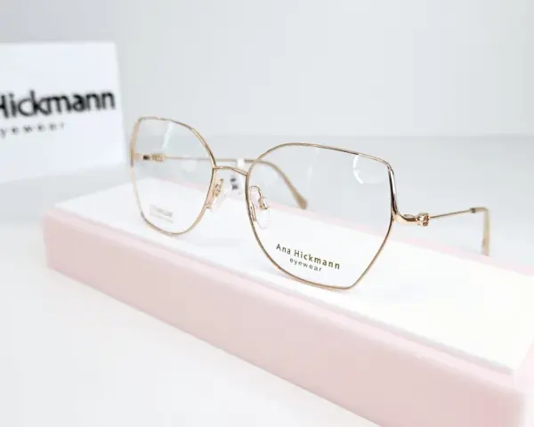 Eleganckie okulary Ana Hickmann. Czy wada wzroku minus 1 to powód, by nosić okulary?