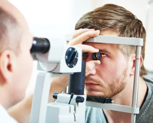 Oftalmoskop służy do badania dna oka. Lekarz bada wzrok pacjenta.