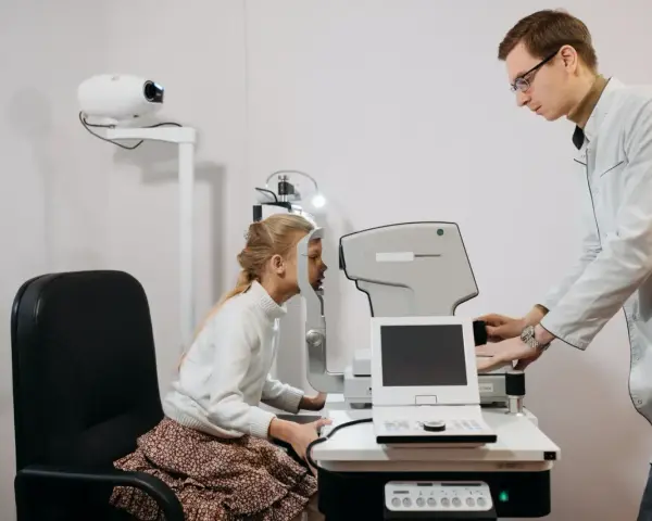 Okulista bada wzrok dziecka. Czy do okulisty potrzebne jest skierowanie? Zwykle nie, ale warto sprawdzić.