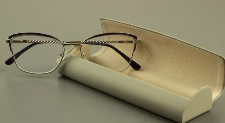 Eleganckie okulary z fioletowymi oprawkami i szkłami sferycznymi, obok futerału.