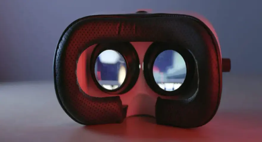 Gogle VR z czarną, perforowaną wyściółką, gotowe do zapewnienia niesamowitego widzenia stereoskopowego.