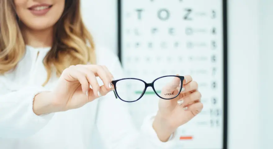 Okulary korekcyjne dla osoby z astygmatyzmem, które mogą być rozwiązaniem problemu widzenia, jak okulary progresywne.
