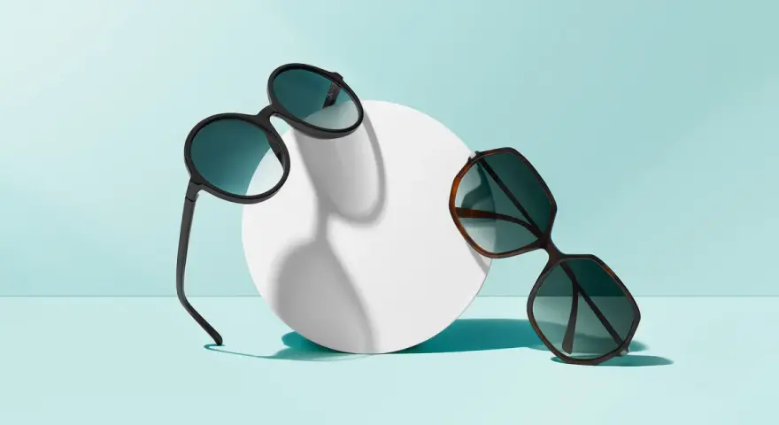 Dwa stylowe okulary przeciwsłoneczne, jeden czarny, drugi w panterkę, wykonane z acetatu. Co to jest acetat? To lekki i wytrzymały materiał.