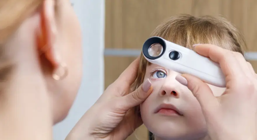 Astygmatyzm u dziecka: Kiedy okulary ratują wzrok?