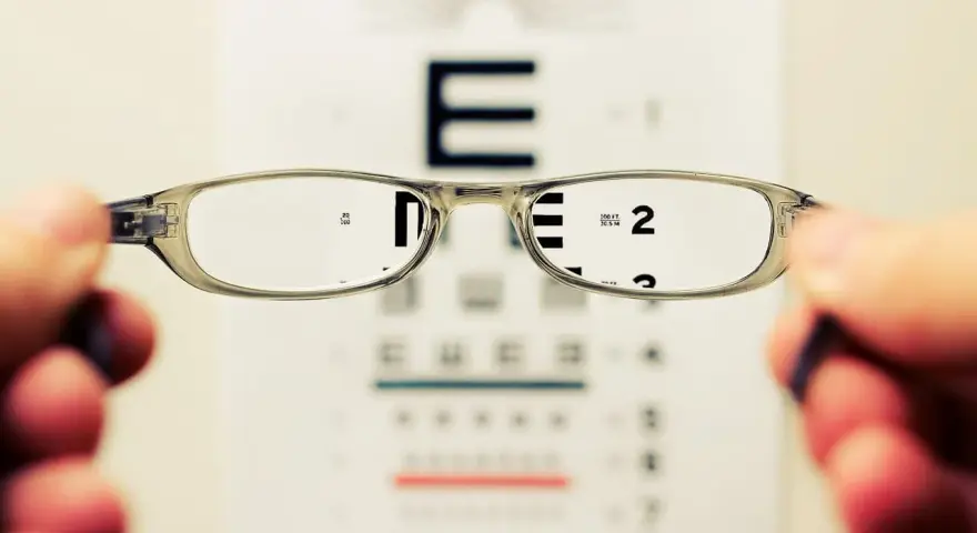 Krótkowzroczność: Jakie okulary wybrać, by widzieć i wyglądać dobrze?