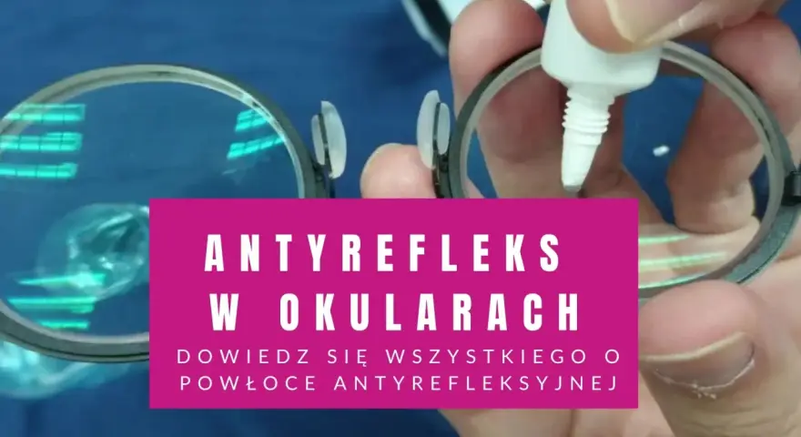 Czy okulary z antyrefleksem szkodzą? Dowiedz się o powłoce antyrefleksyjnej. Dłoń aplikuje płyn na soczewkę okularów.