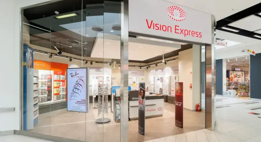Sklep Vision Express z okularami i soczewkami. Promocja "vision express ile lat, tyle zniżki" zachęca do zakupu.