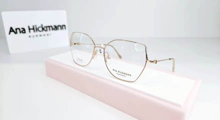 Eleganckie okulary Ana Hickmann. Czy wada wzroku minus 1 to powód, by nosić okulary?