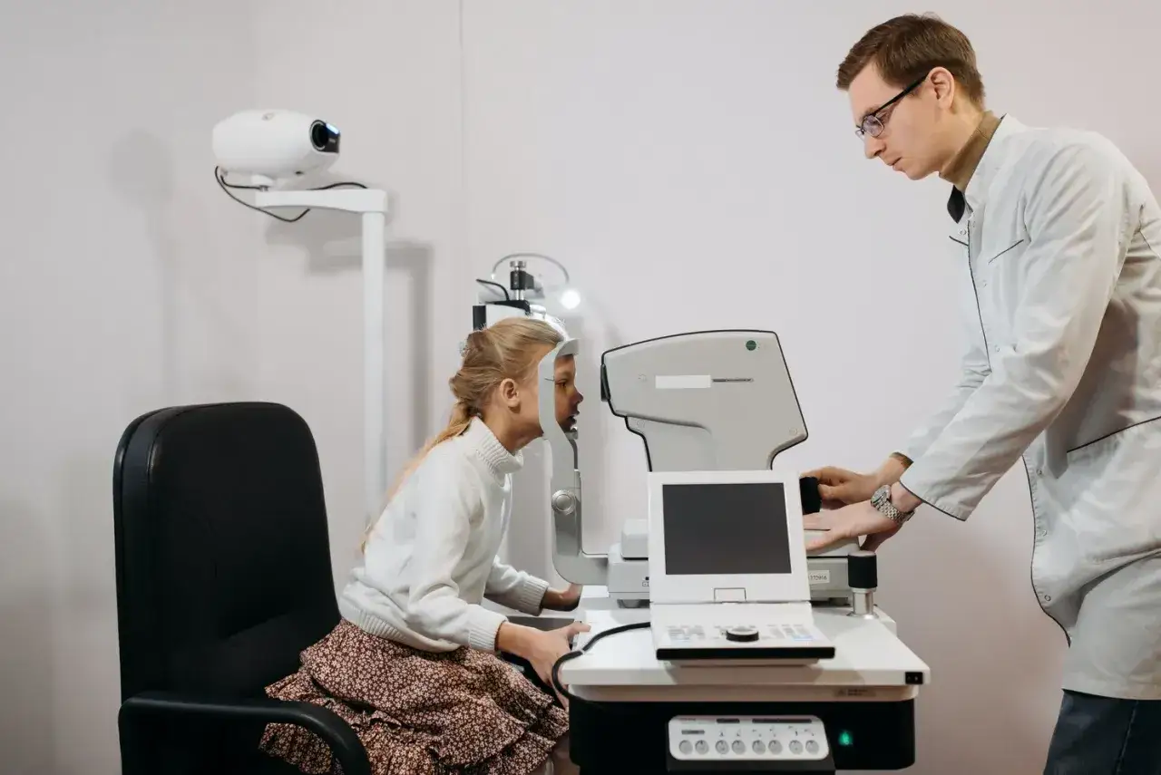 Dziewczynka na badaniu wzroku u okulisty. Czy do okulisty potrzebne jest skierowanie? Sprawdź, czy wizyta jest możliwa bez niego.