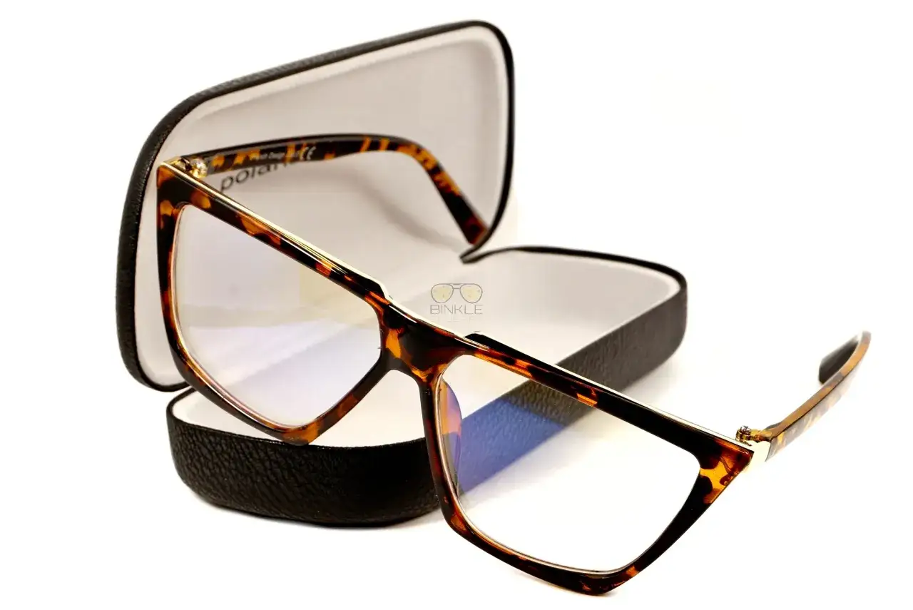 Eleganckie okulary w panterkę z powłoką antyrefleks w okularach, leżą obok otwartego etui.