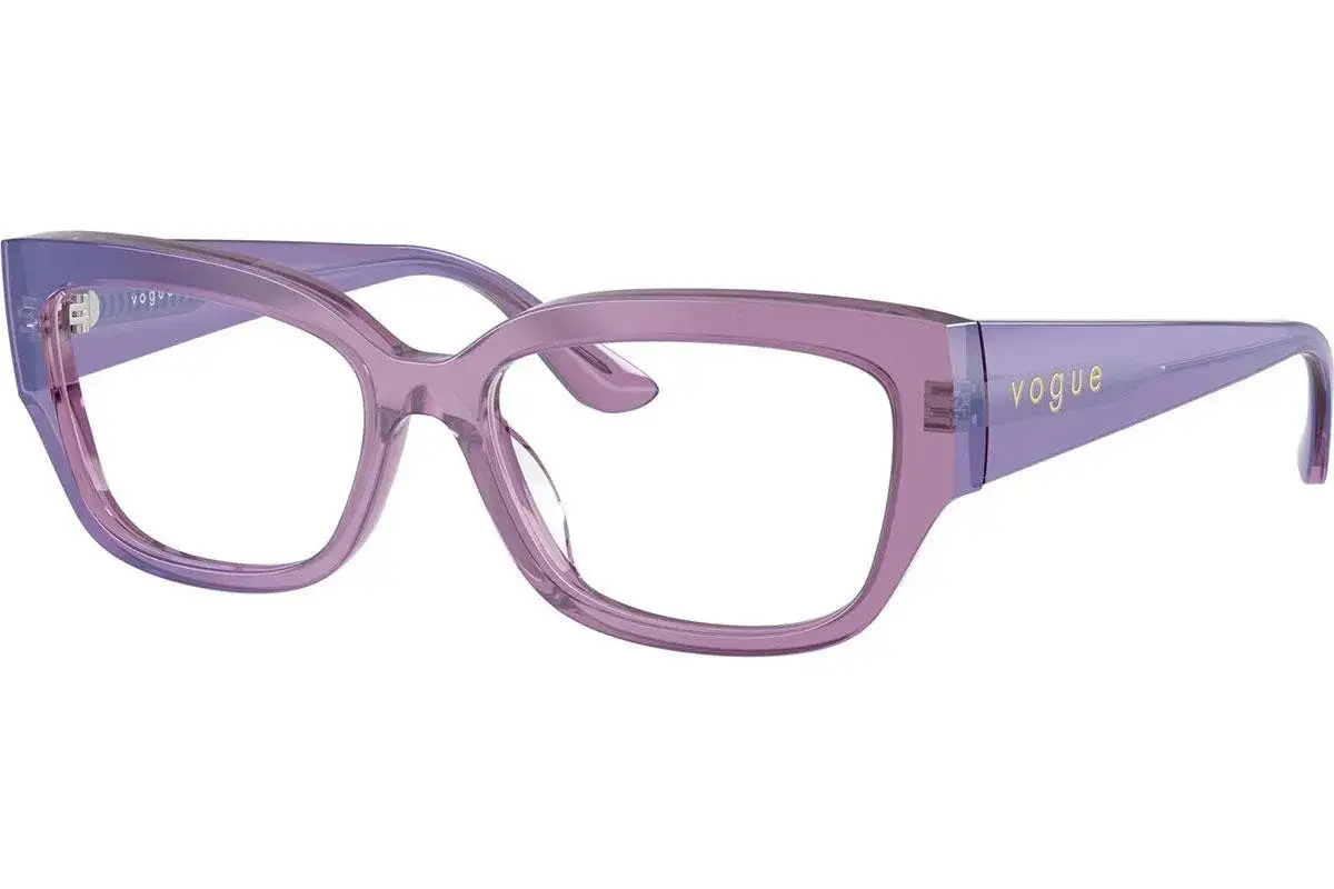 Fioletowe okulary korekcyjne marki Vogue, z subtelnym logo na zauszniku.