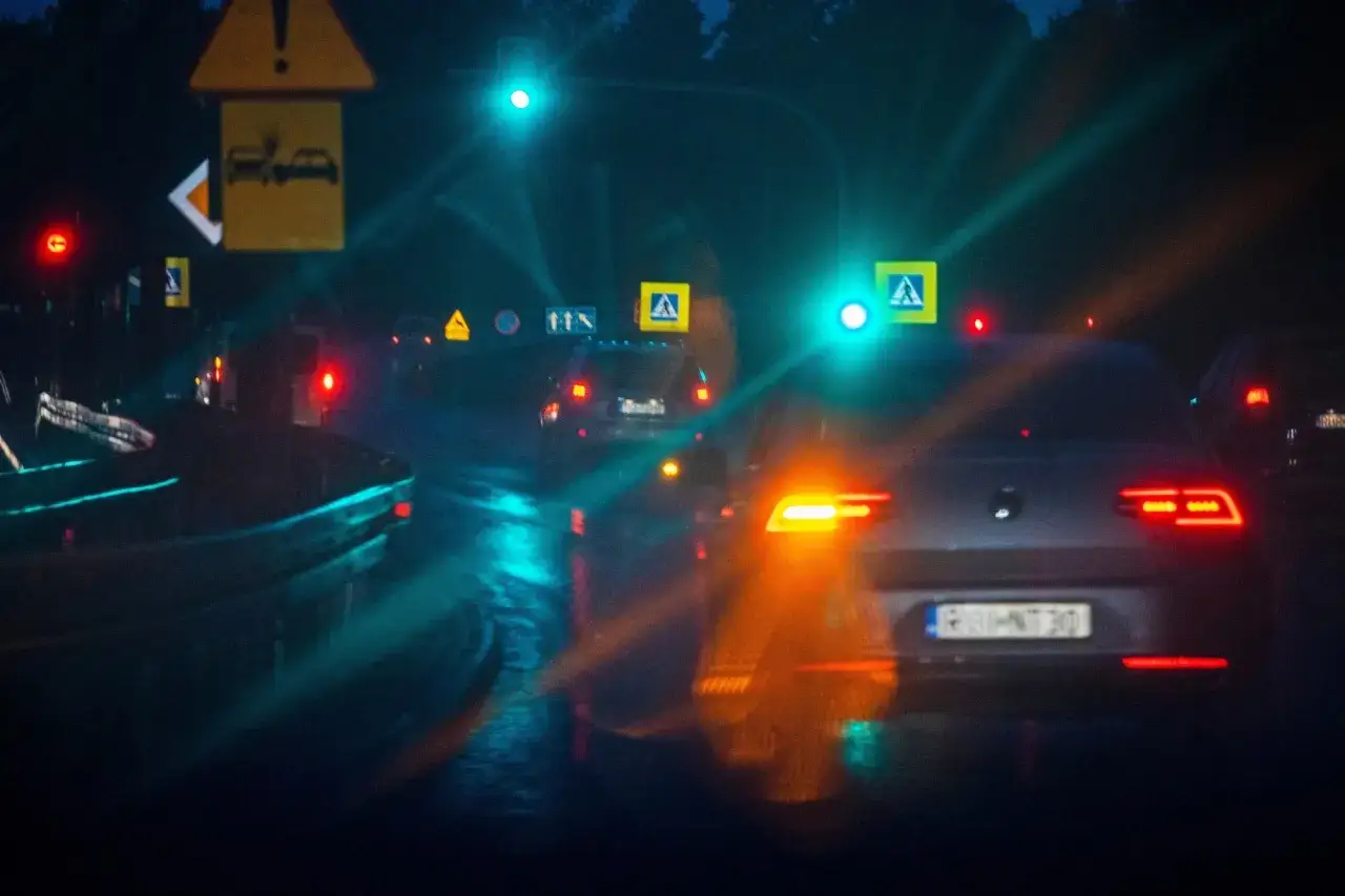 Nocna jazda w deszczu, światła samochodów i sygnalizacja świetlna tworzą efekt kurzej ślepoty.