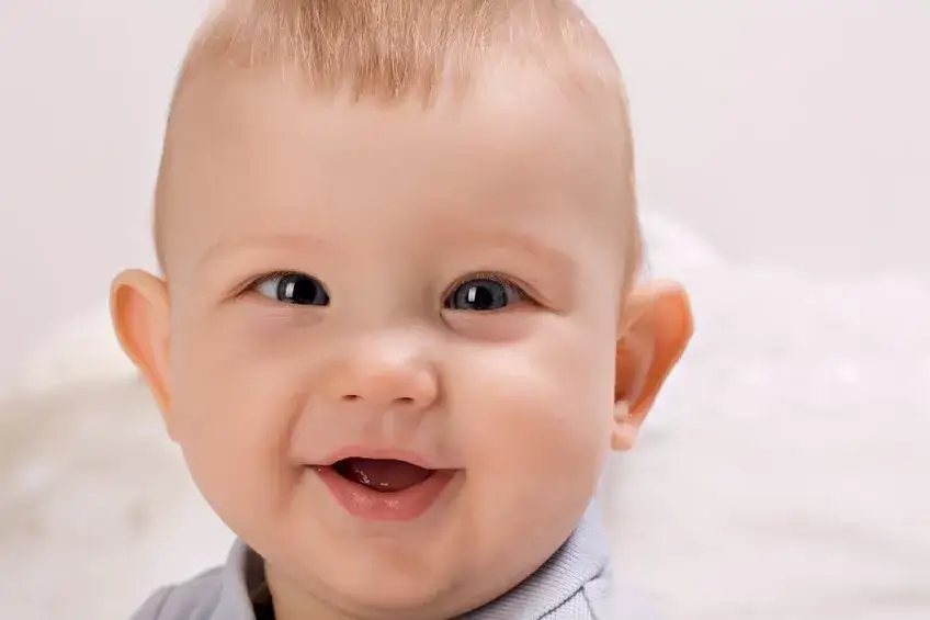niemowlę z zezem zbieżnym i rozbieżnym