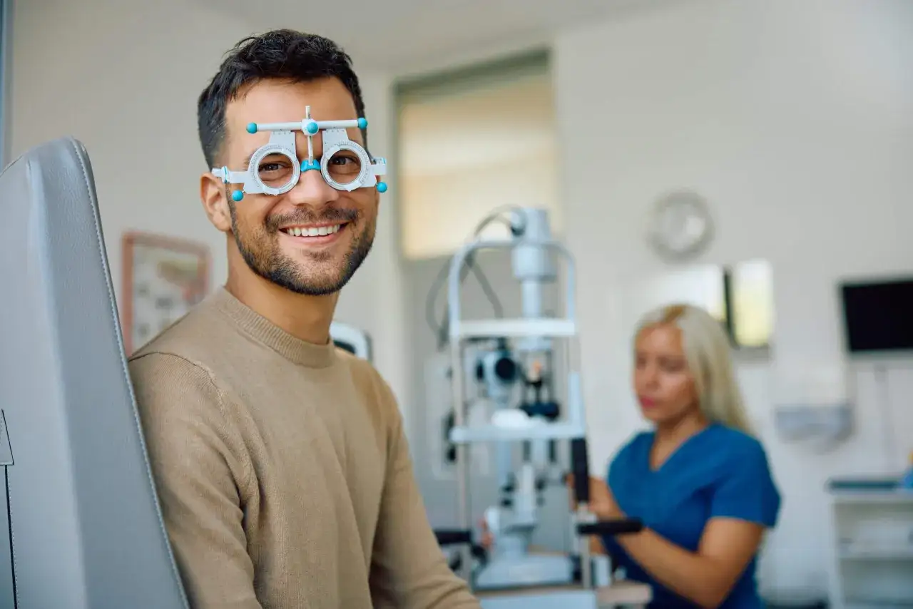 Mężczyzna z astygmatyzmem u optometrysty, testuje soczewki do okularów progresywnych.